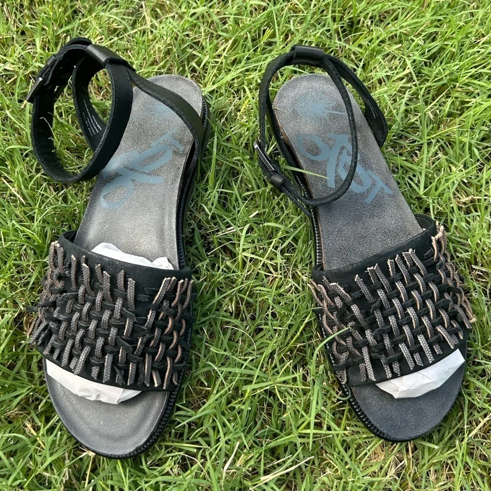 OTBT Voyage Stylish Black leather sandals w/unique woven detail NWOB Sz-8.5. Q